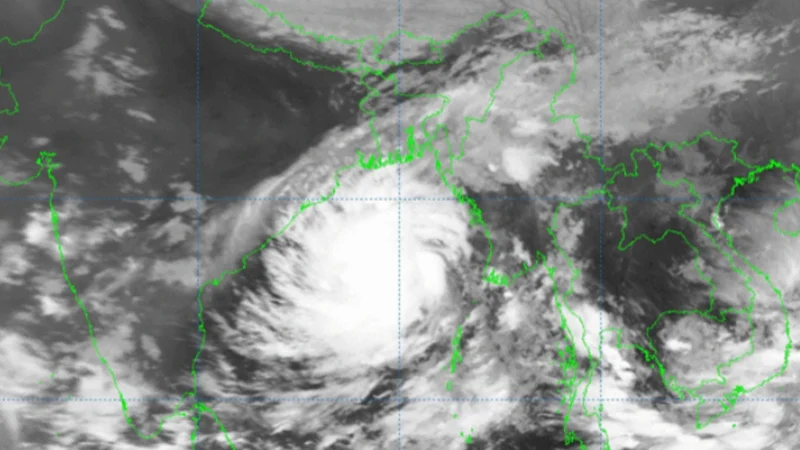 বঙ্গোপসাগরের নিম্নচাপটি ৬৫০ কিমি দূরে, উত্তাল সাগর